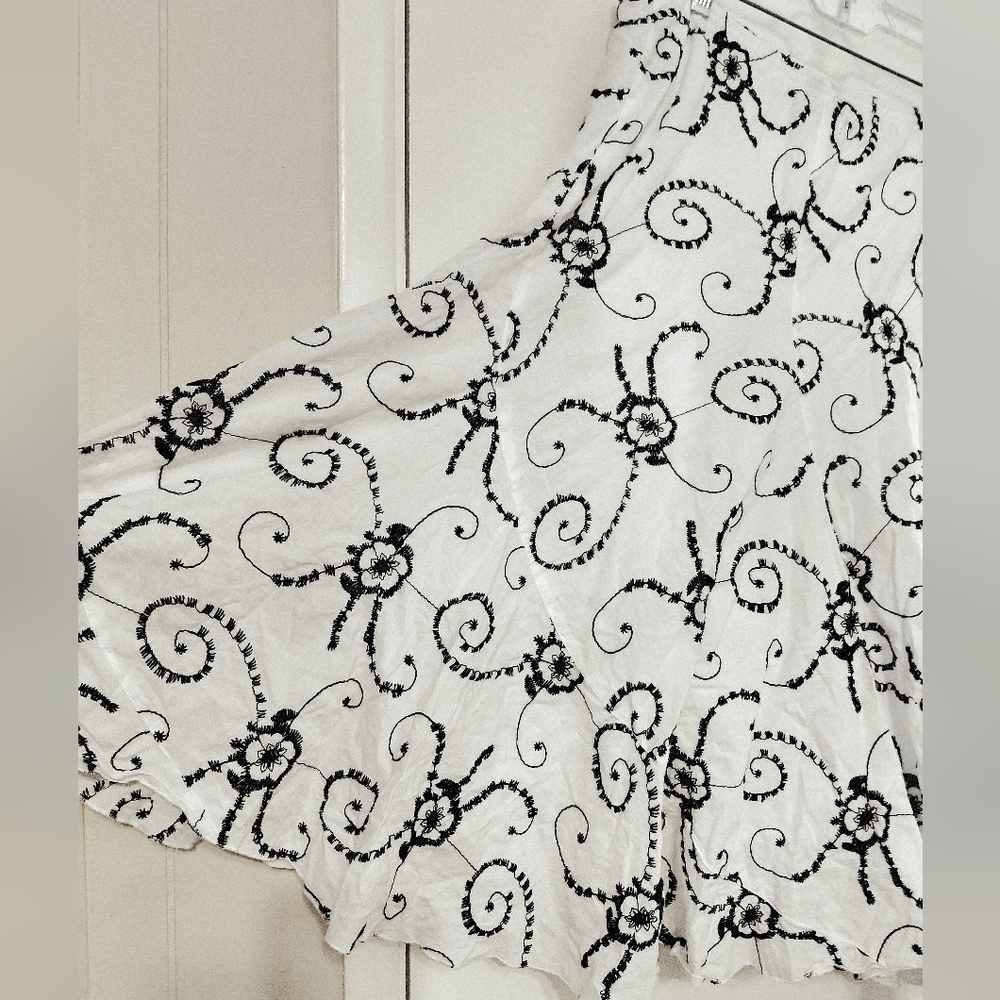 JKLA  Ca. Godet/Trumpet Skirt 100%Cotton White/Black Embroidered Size L Lined